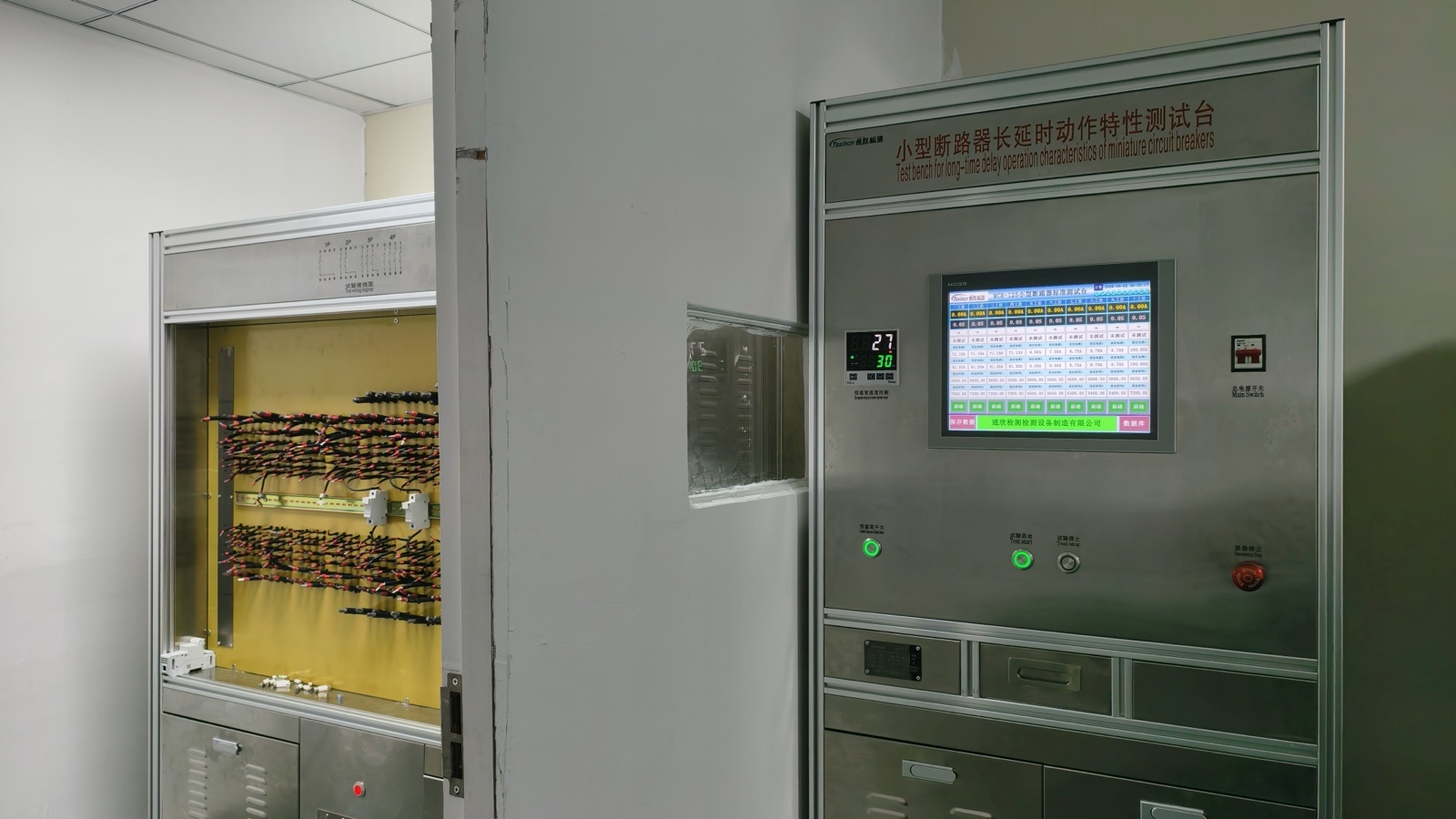 Test bench for long-time delay operation characteristics of miniature circuit breakers, with live readings on the panel