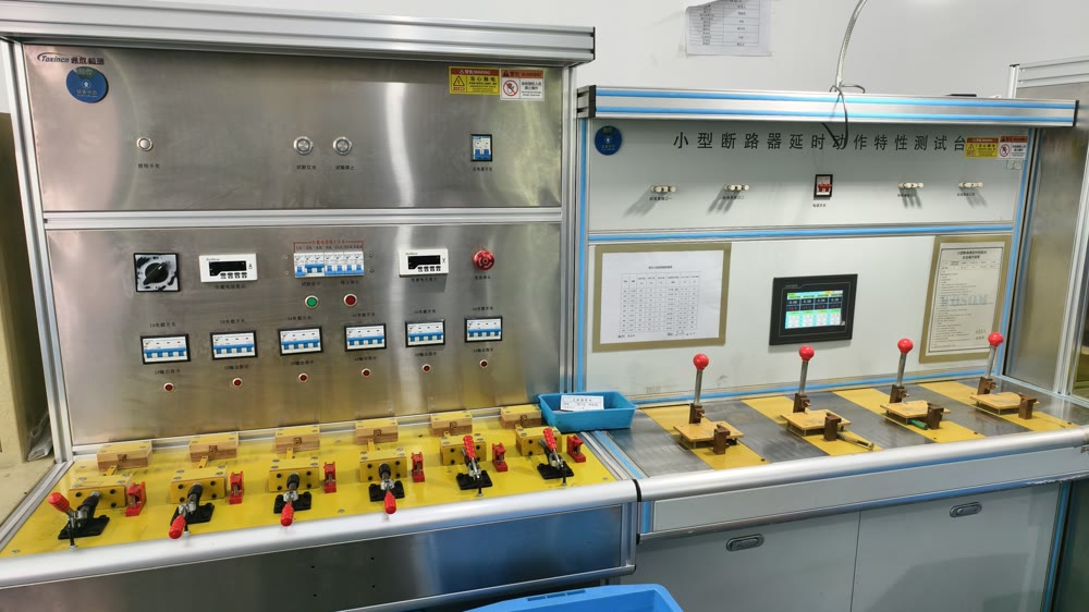 Miniature circuit breaker time-delay test bench
